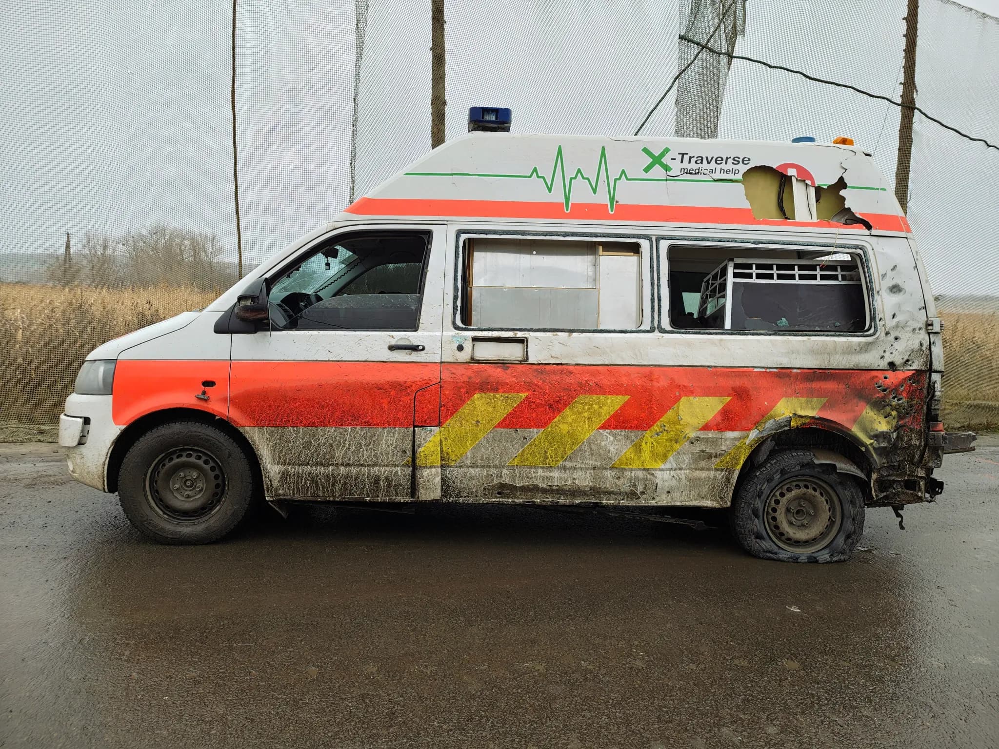 Волонтери XTRAVERSE, 2025, фото 1: евакуаційний автомобіль після підриву на міні - Xtraverse